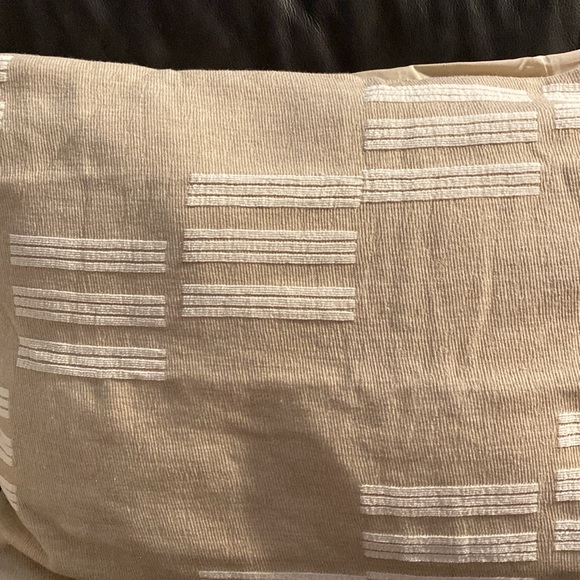 Southern Living Standard Sham, 86% Cotton & 14% Rayon, 20” x 26”  Taupe NWOT - Picture 3 of 6